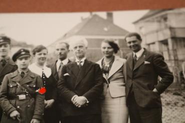 Preview: altes Familienfoto - Söhne in vers. Uniformen - SS; HJ usw.